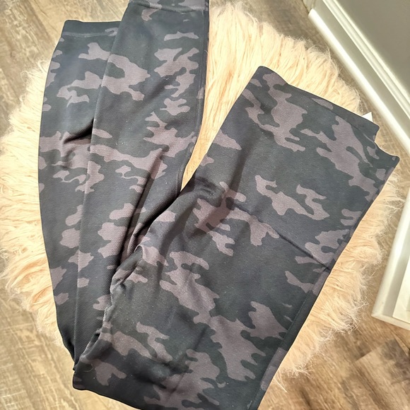 Spanx Look At Me Now Black Camo Seamless Leggings Women's Size M - Picture 1 of 2